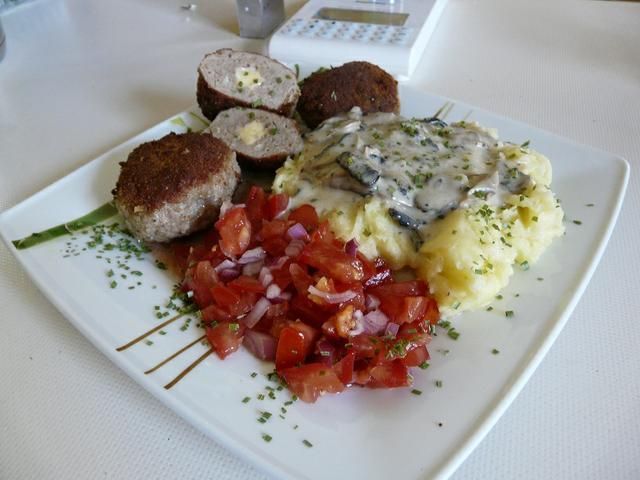 Mielone z niespodzianką!!Sos pieczarkowy