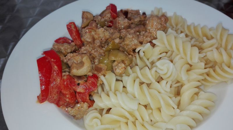 Mielone z oliwkami i papryką