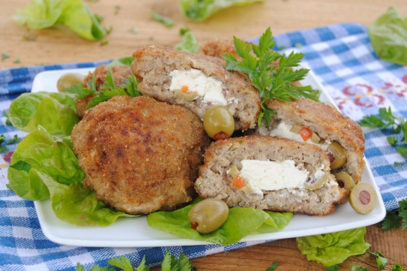 Mielone z serem feta i oliwkami Mielone z serem feta i oliwkami