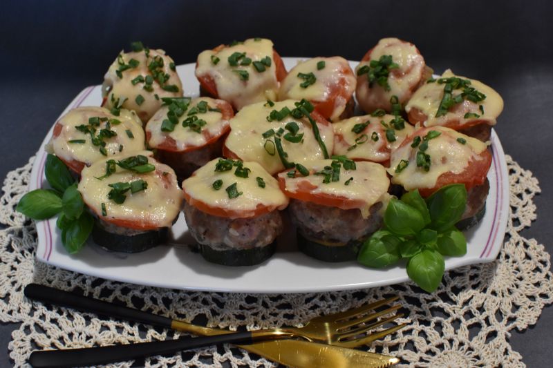 Mielone zapiekane na plasterkach cukinii