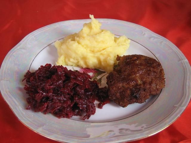 Mielony z ziemniakami i buraczkami. Mielony z ziemniakami i buraczkami.