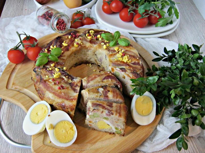 Mięsna babka z sosem tatarskim Mięsna babka z sosem tatarskim