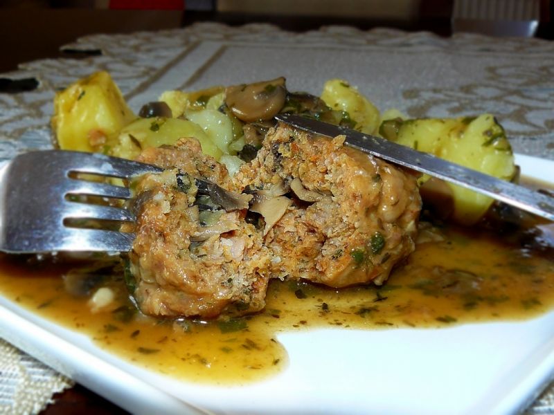 Mięsna bombka z pieczarką w sosie pieczarkowym  Mięsna bombka z pieczarką w sosie pieczarkowym