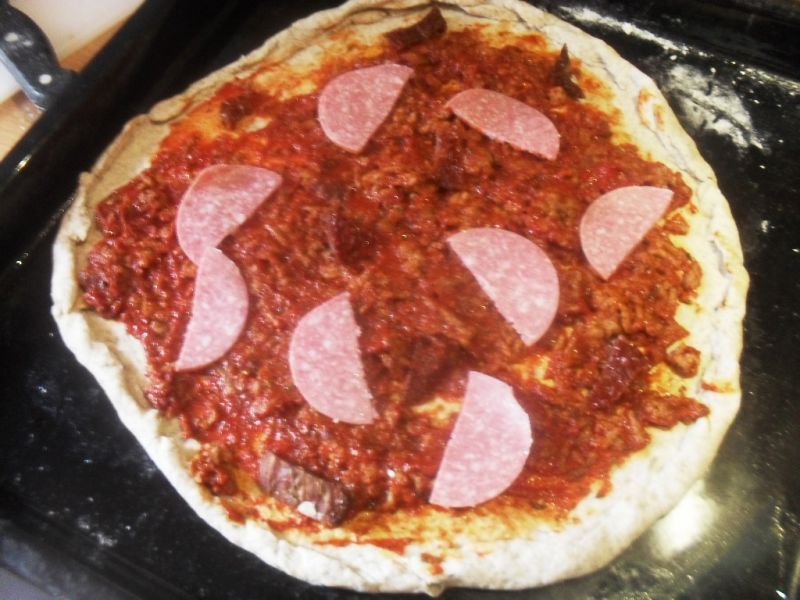 Mięsna pizza w ostrym sosie pomidorowym