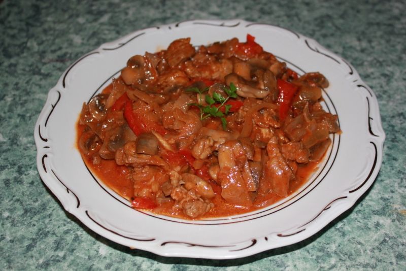 Mięsna pomidorowo-paprykowa potrawka  Mięsna pomidorowo-paprykowa potrawka