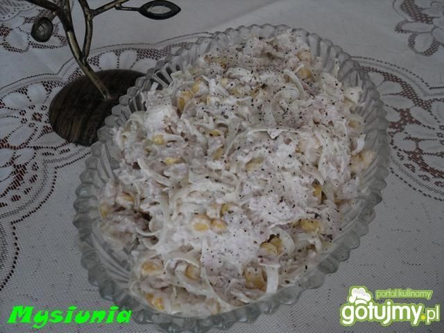 Mięsna sałatka z porem i kukurydzą Mięsna sałatka z porem i kukurydzą