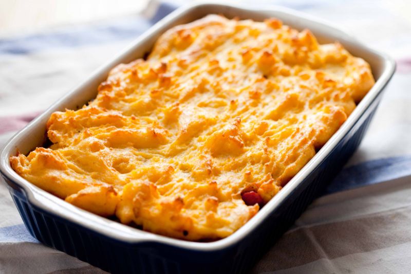 Mięsna zapiekanka pod kukurydzianą przykrywką 