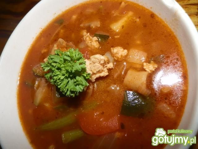 Mięsna zupa z leczo.