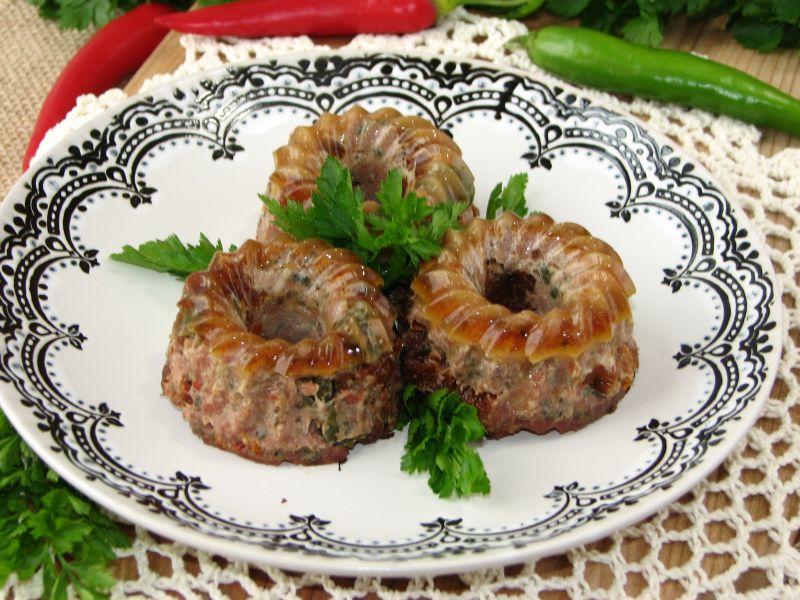 Mięsne babeczki z suszonymi pomidorami i kaparami 