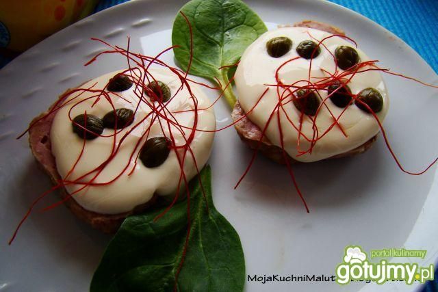 Mięsne kanapeczki z serkiem i kaparami  Mięsne kanapeczki z serkiem i kaparami