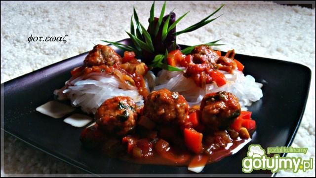 Mięsne kuleczki na makaronie ryżowym Mięsne kuleczki na makaronie ryżowym