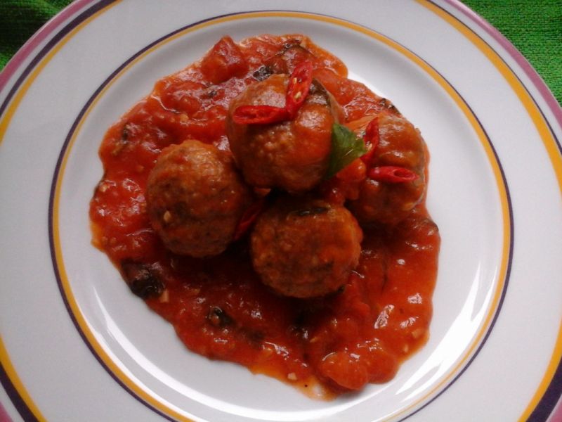 Mięsne kuleczki z kaszą w sosie pomidorowym