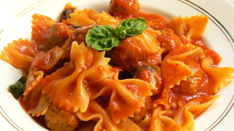 Mięsne kuleczki z makaronem i sosem pomidorowym