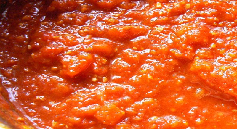 Mięsne kuleczki z makaronem i sosem pomidorowym