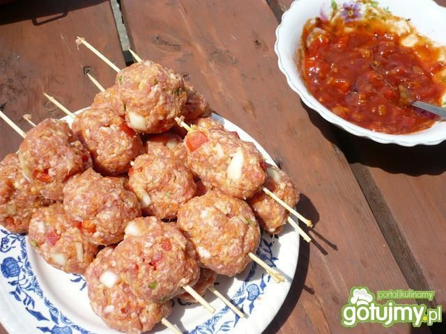 Mięsne kulki na patyku