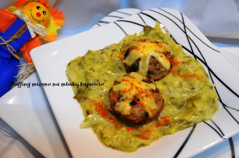 Mięsne muffiny na młodej kapuście