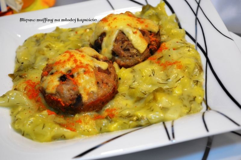 Mięsne muffiny na młodej kapuście
