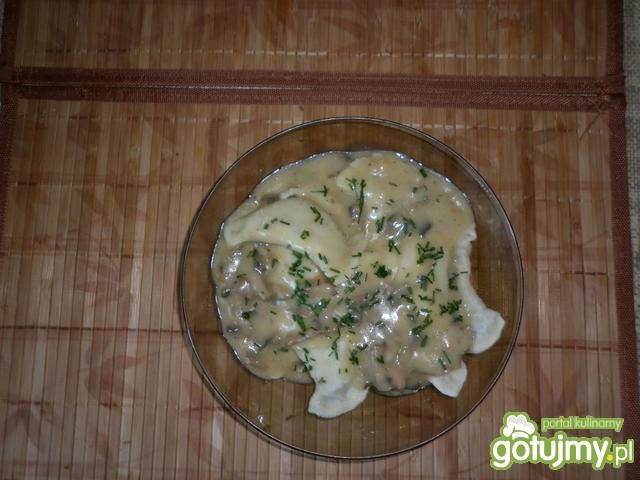 Mięsne pierogi w sosie pieczarkowym Mięsne pierogi w sosie pieczarkowym