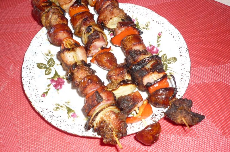 Mięsne szaszłyki z papryką i cebulką