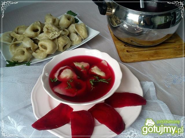 Mięsne uszka i czerwony barszczyk