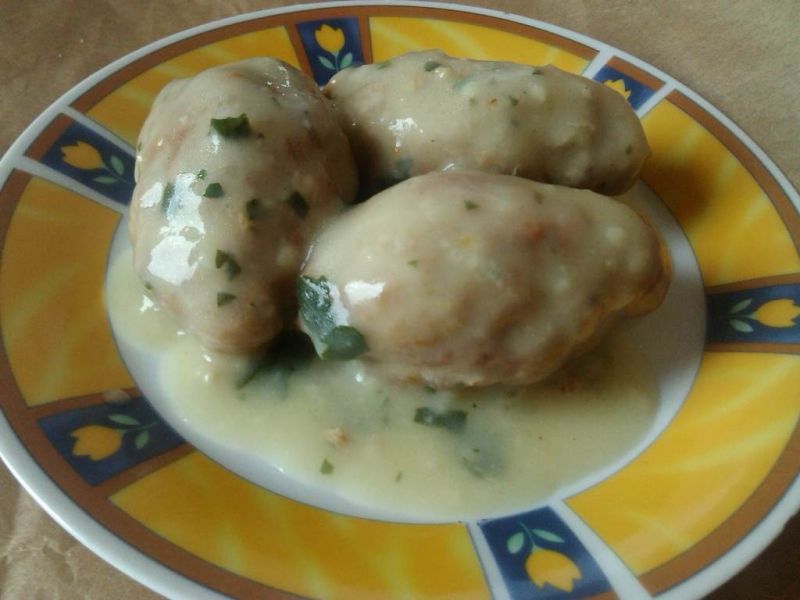 Mięsne wałeczki w sosie z natką pietruszki  Mięsne wałeczki w sosie z natką pietruszki