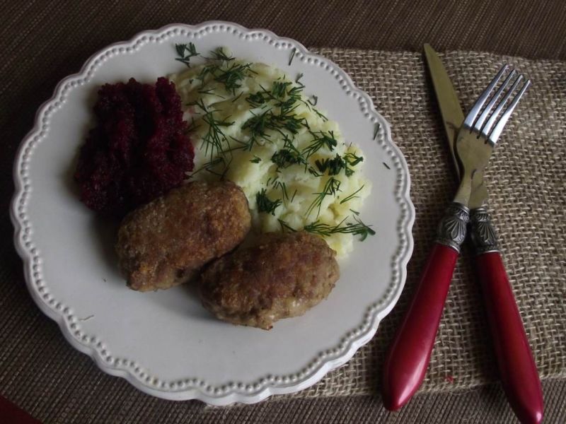 Mięsne wałeczki z camembertem z zielonym pieprzem  Mięsne wałeczki z camembertem z zielonym pieprzem