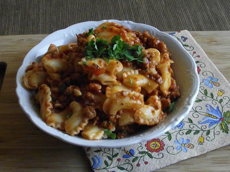 Mięsno pomidorowy sos z makaronem kolanka 