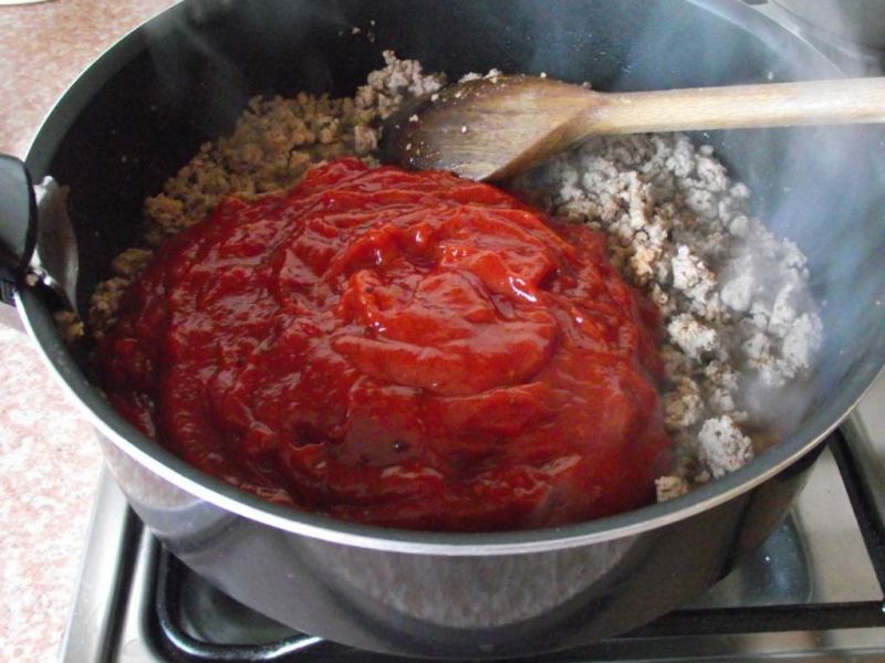 Mięsno pomidorowy sos z makaronem kolanka 
