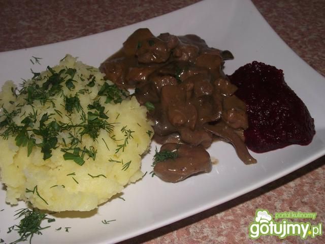 Mięsny gulasz z suszonymi grzybami 