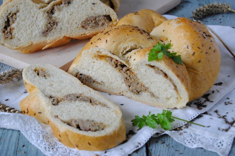 Mięsny warkocz chlebowy