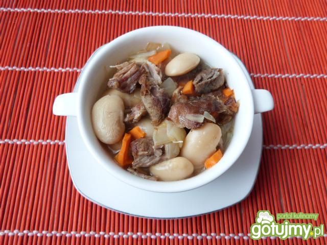 Mięso baranie z fasolą i marchewką