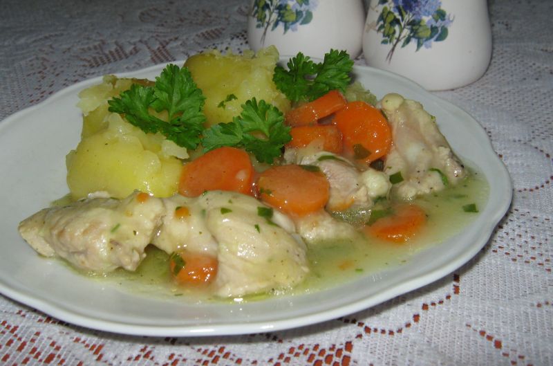 Mięso duszone w sosie z pietruszką Mięso duszone w sosie z pietruszką