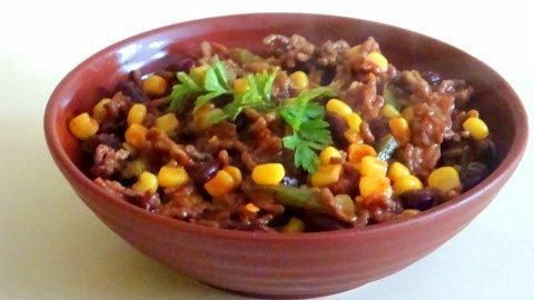 Mięso duszone z fasolką  Mięso duszone z fasolką