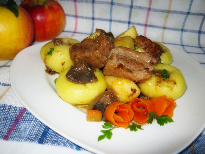 Mięso duszone z jabłkami