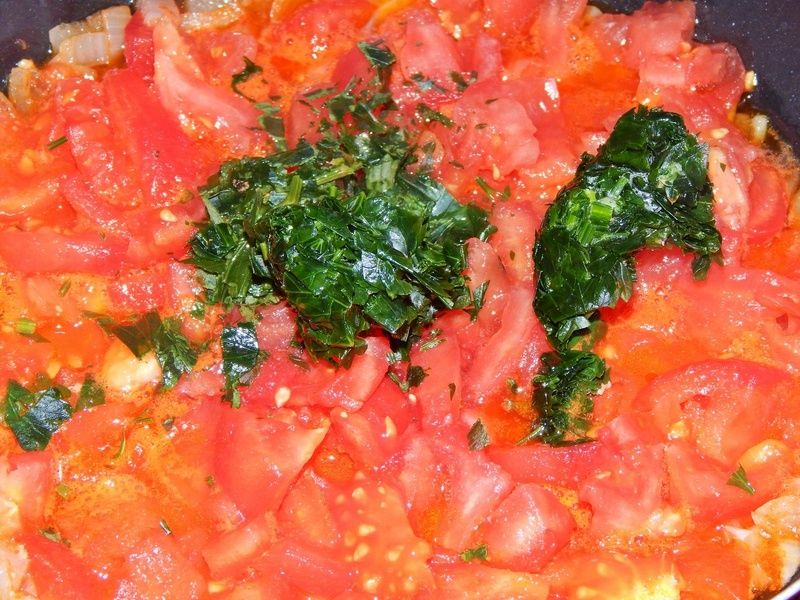 Mięso kraba w sosie pomidorowym z lubczykiem