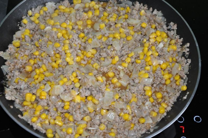 Mięso mielone z ryżem i kukurydzą na ostro