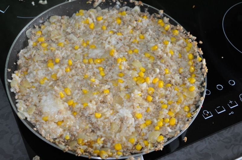 Mięso mielone z ryżem i kukurydzą na ostro