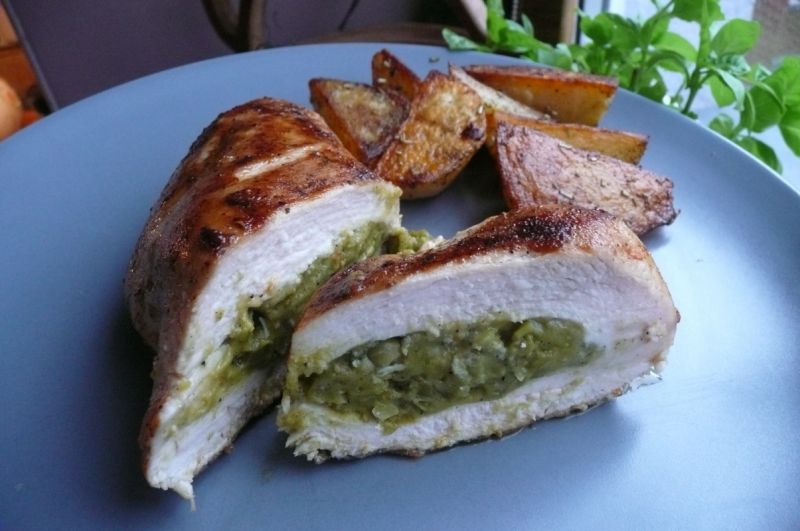 Mięso nadziewane pastą z groszku i pramezanu