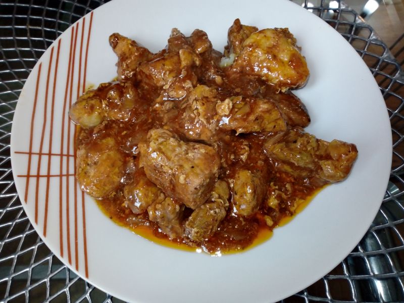 Mięso w sosie z cebulą i porem z patelni