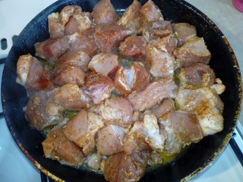 Mięso w sosie z cebulą i porem z patelni
