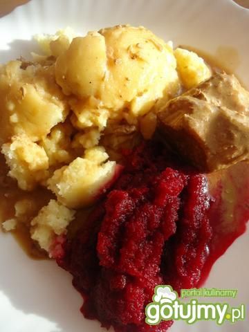 Mięso w sosie, ziemniaki i buraczki Mięso w sosie, ziemniaki i buraczki