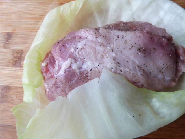 Mięso wieprzowe z kaszą w liściach kapusty