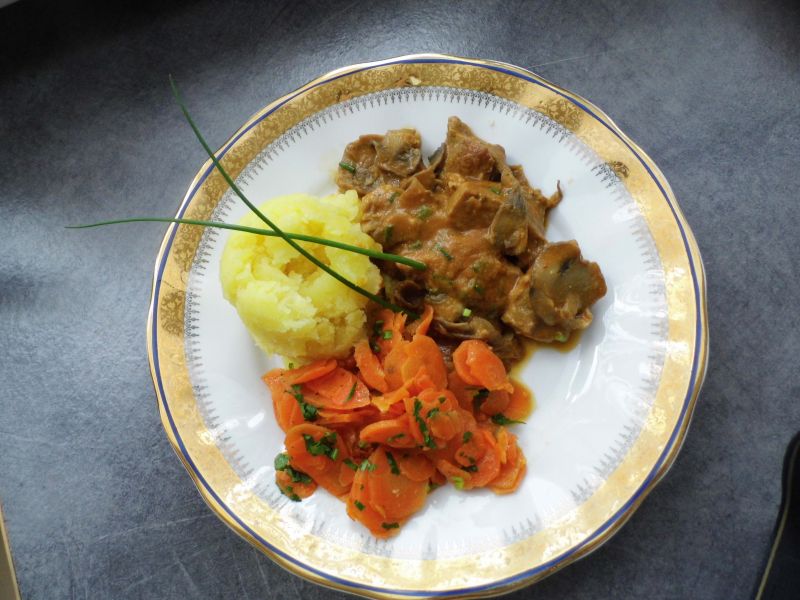 Mięso wieprzowe z sosem i marchwią