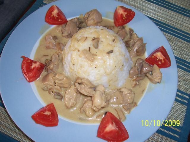 Mięso z indyka w sosie grzybowym.