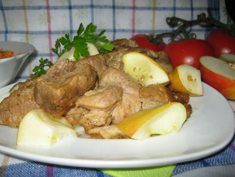 Mięso z jabłkami i suszem z kani