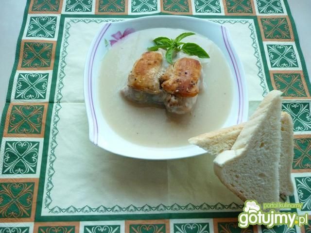 Mięso z królika w jasnym sosie Mięso z królika w jasnym sosie