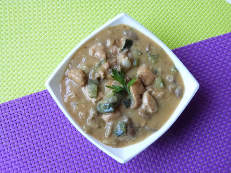 Mięso z kurczaka z cukinią i pieczarkami