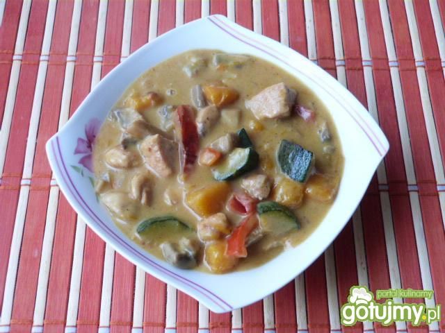 Mięso z kurczaka z warzywami w sosie