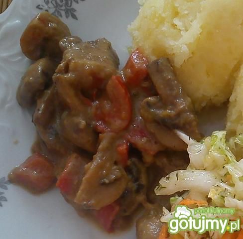 Mięso z sosem pieczarkowo - paprykowym Mięso z sosem pieczarkowo - paprykowym