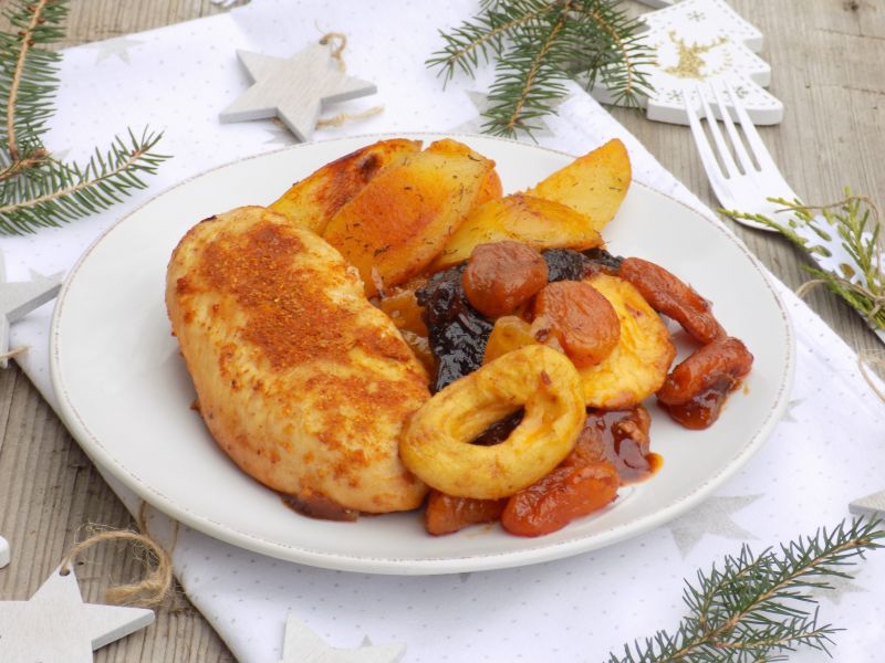 Mięso z suszonymi owocami i opiekanymi ziemniakami